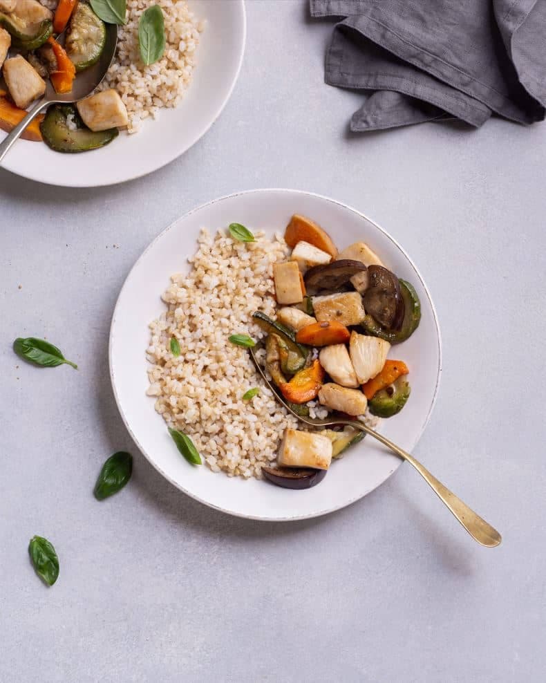 Arroz yamaní con pollo y verduras salteadas
