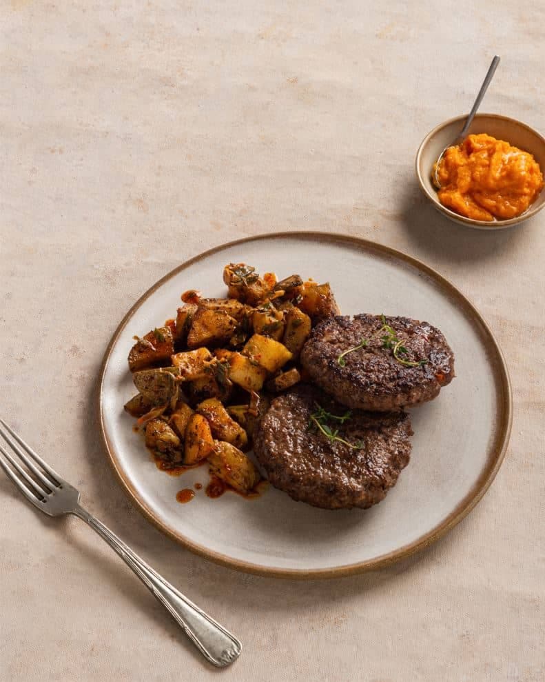 Hamburguesas con papas bravas al horno