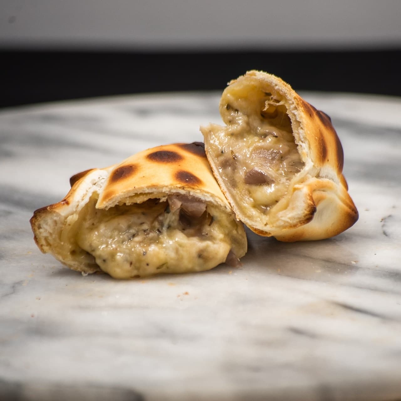 Empanada de cebolla y queso