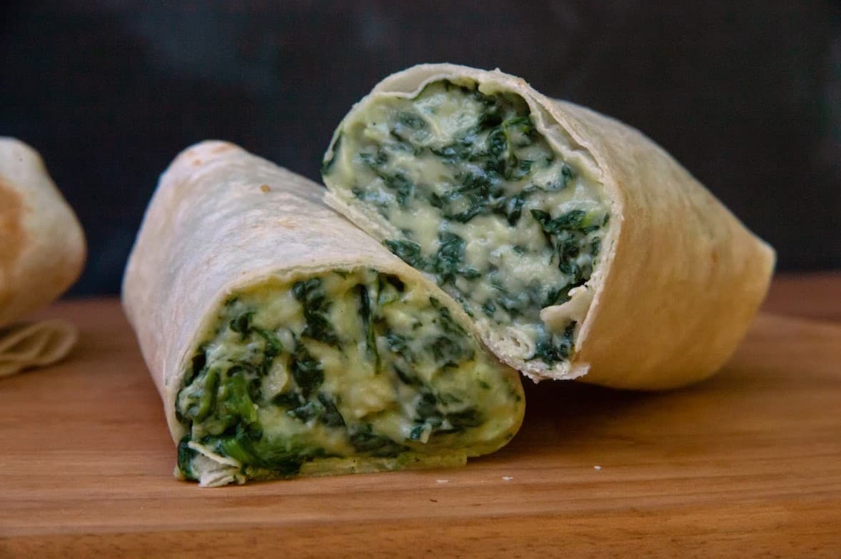 Wrap de espinaca a la crema con batatas asadas