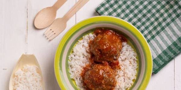 Albóndigas con salsa y arroz