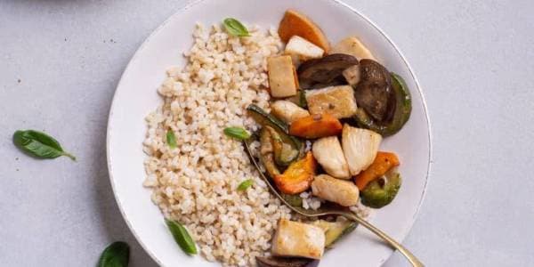 Arroz yamaní con pollo y verduras salteadas
