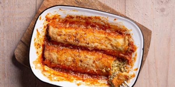Canelones de acelga y ricota con salsa de tomate