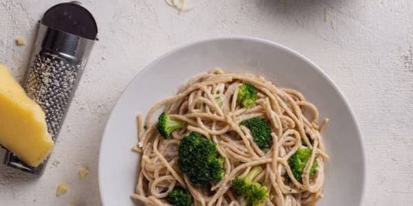 Fideos con brócoli y salsa blanca