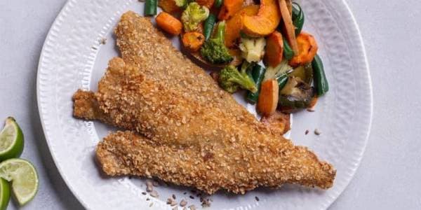 Filet de merluza rebozado con salvado de avena y vegetales