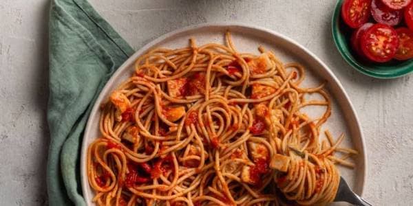 Fideos integrales con cubos de pollo y salsa