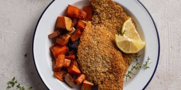 Milanesa de pollo con salvado de trigo y calabazas asadas