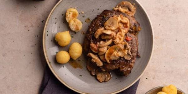 Lomo al champiñón con papas