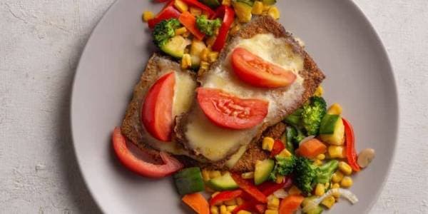 Milanesas de berenjena napolitana con verduras