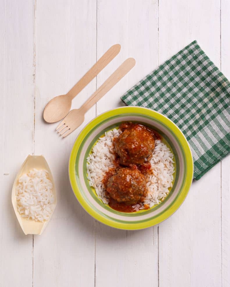 Albóndigas con salsa y arroz