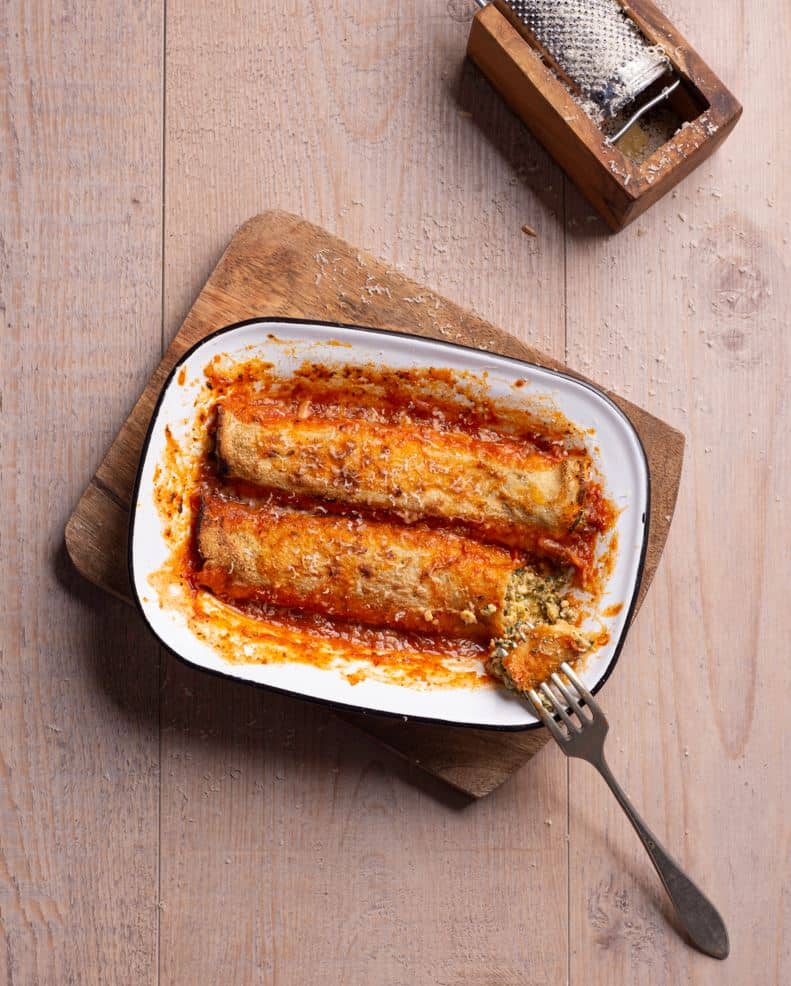 Canelones de acelga y ricota con salsa de tomate