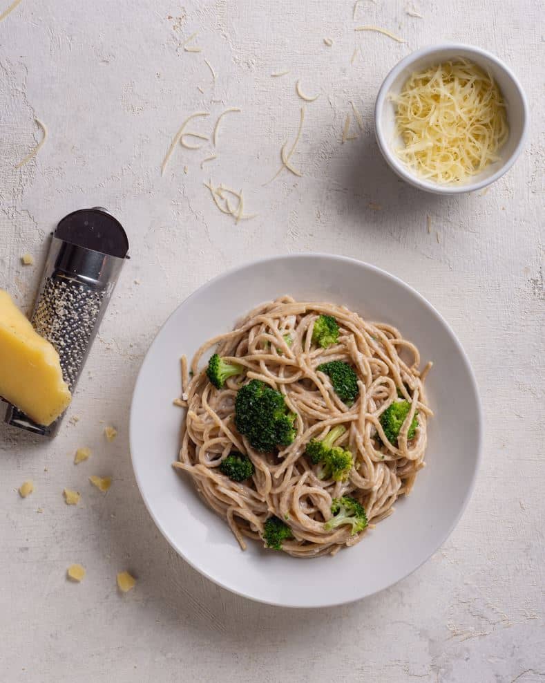 Fideos con brócoli y salsa blanca