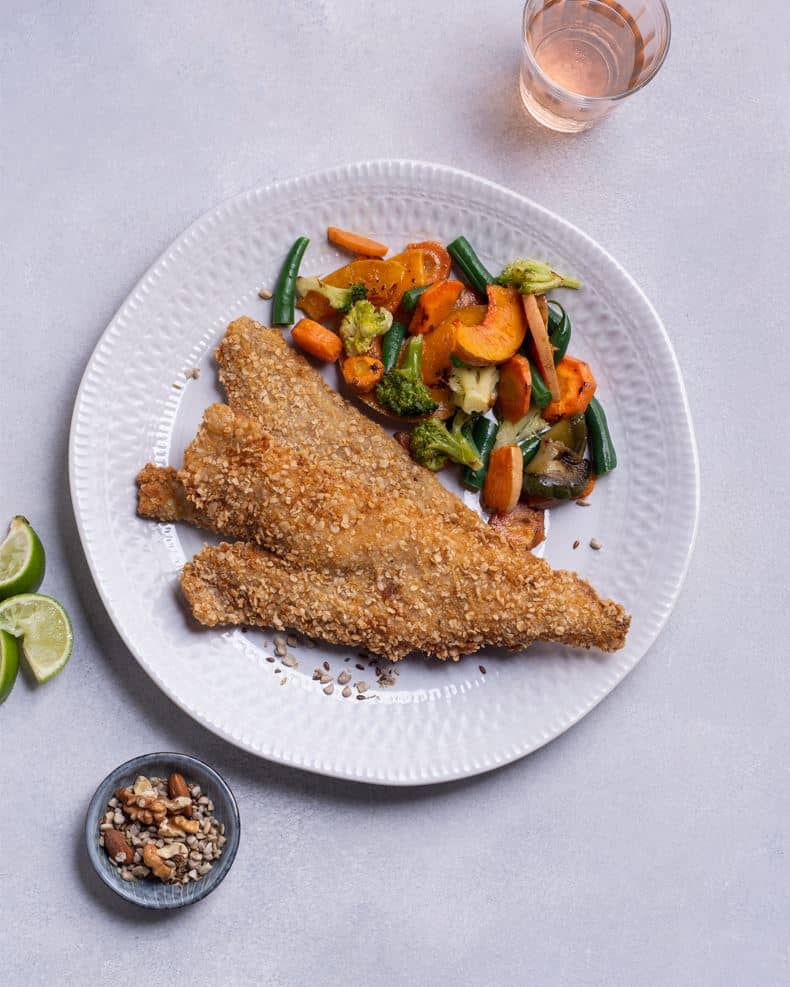Filet de merluza rebozado con salvado de avena y vegetales