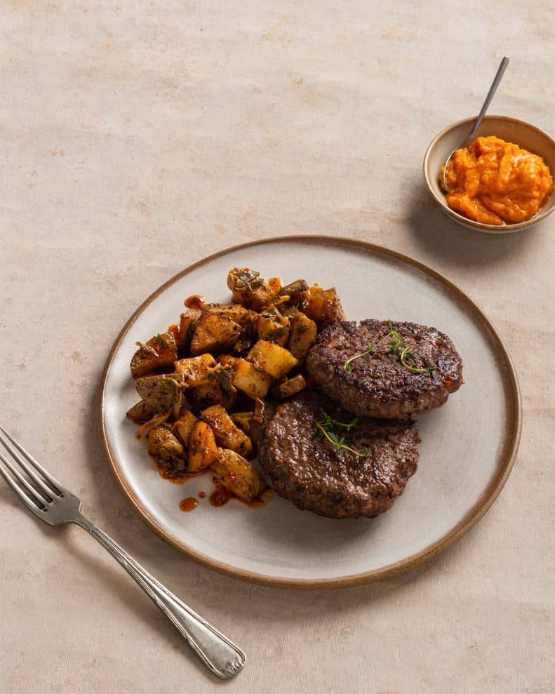 Hamburguesas con queso y papas bravas al horno