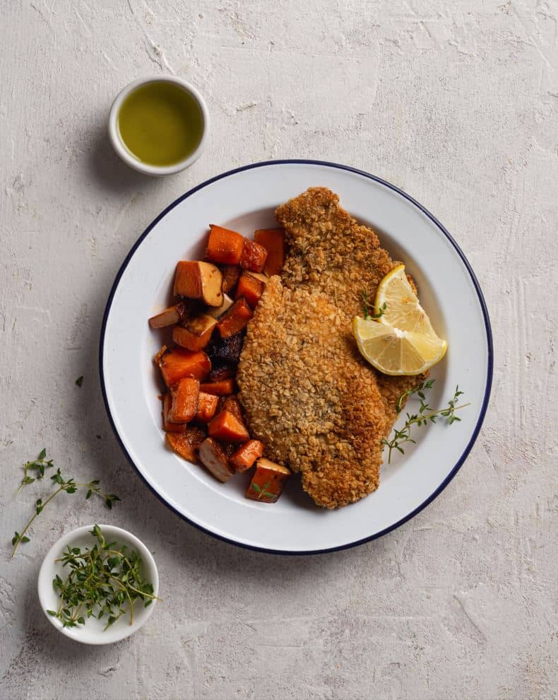 Milanesa de pollo con salvado de trigo y calabazas asadas