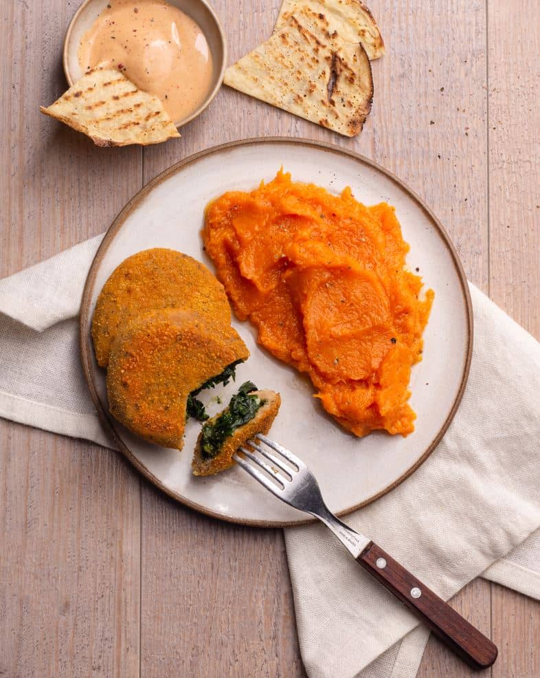 Milanesa de soja con acelga y puré de calabaza