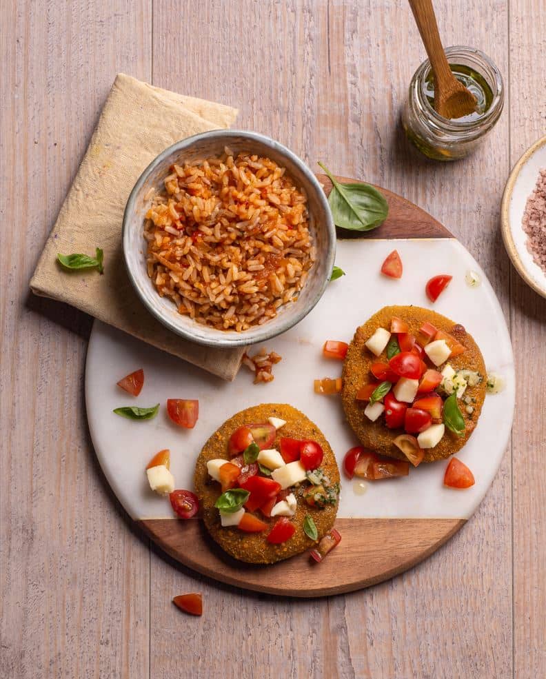 Milanesa de soja y caprese con arroz integral